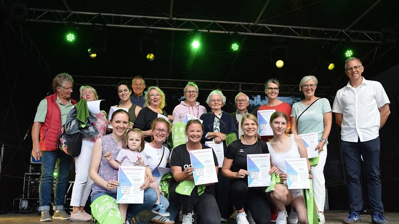 Sie wirken oft eher im Hintergrund. Bei der Sportlerehrung sind viele Aktive der Turnabteilung des TSV Oerlinghausen für ihren ehrenamtlichen Einsatz geehrt worden. Auch der Nachwuchs ist dabei. - © Karin Prignitz