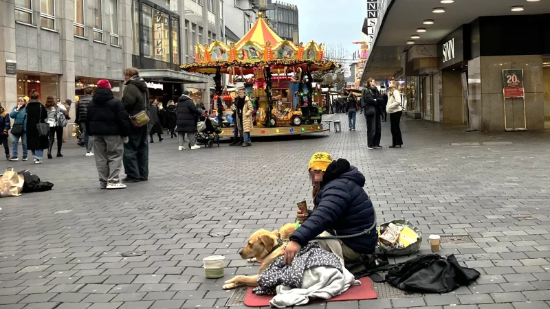 Dieser Mann ist f&uuml;r die Ordnungsbeh&ouml;rden kein Unbekannter. Im Februar war er zum Betteln mit zwei Beagle in Bielefeld. Nun sind es ein Labrador und ein Akita Inu. - &copy; Jens Reichenbach