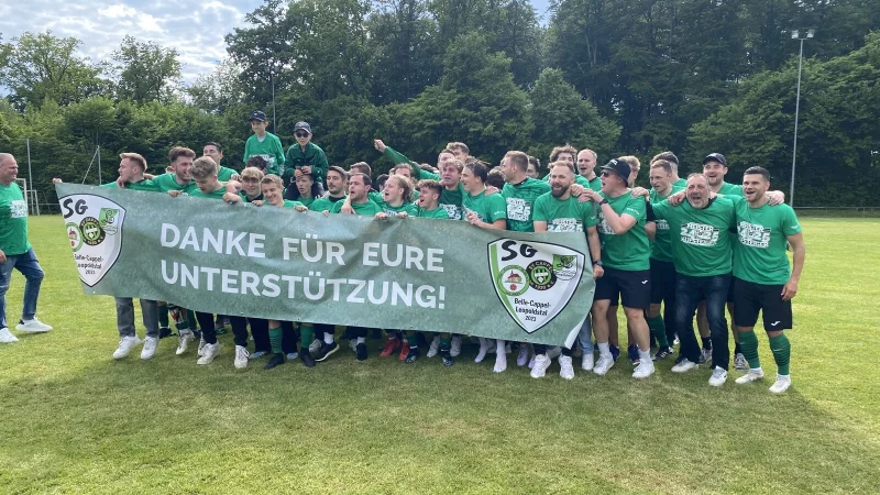 Die SG Belle-Cappel-Leopoldstal feiert die A-Liga-Meisterschaft. - © Sebastian Lucas