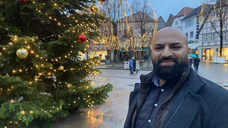 Ismail Tahir steht hier vor dem Weihnachtsbaum am Rathaus in Bad Salzuflen. Viele B&uuml;rgerinnen und B&uuml;rger haben ihm gespiegelt, wie sch&ouml;n sie die Weihnachtsbeleuchtung finden. - &copy; Corina Lass