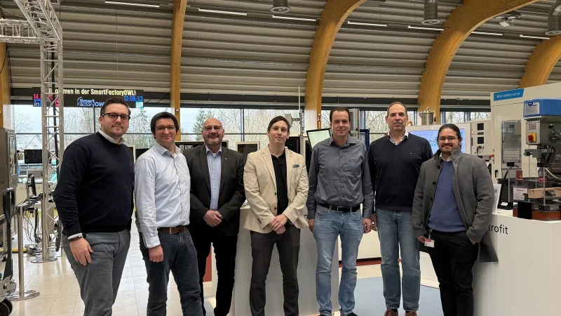 Freuen sich &uuml;ber den erfolgreichen Start des Projekts: Florian L&ouml;bbecke (von links), Dirk Kremser (beide Servicefertigung Kremser), Oliver St&uuml;bbe (TH OWL), Toni Frankenstein (Natstruct AG), Holger Flatt und Gernod Heilmann (beide Fraunhofer IOSB-INA) sowie Abhijeet Shrotri (TH OWL). - &copy; TH OWL
