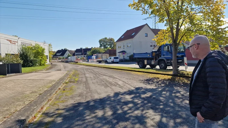 Stefan Pieper schaut auf die Baustelle am Bahn&uuml;bergang. Er hofft, dass die Arbeiten schnell vorangehen, damit die Lkw-Fahrer wieder den Weg zu seiner Spedition finden. - &copy; Nadine Uphoff