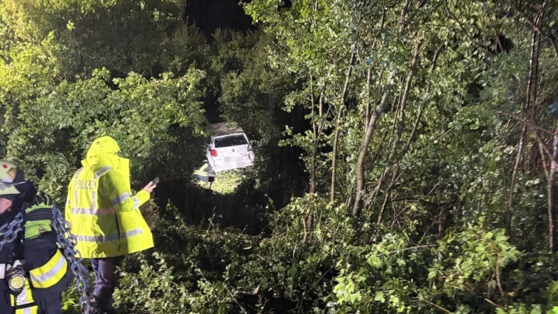 Mit einer Seilwinde ziehen die Einsatzkr&auml;fte und der Abschleppdienst den Polo aus der B&ouml;schung. - &copy; Freiwillige Feuerwehr Bad W&uuml;nnenberg