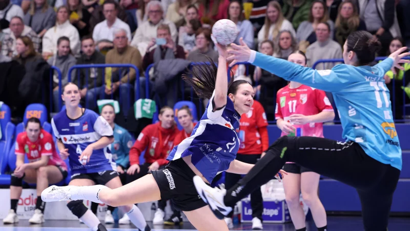 Blombergs R&uuml;ckraumspielerin Nuria Bucher gl&auml;nzt in dieser Szene des Spiels gegen Union Halle-Neustadt mit einer tollen Einzelleistung. - &copy; Paul Cohen