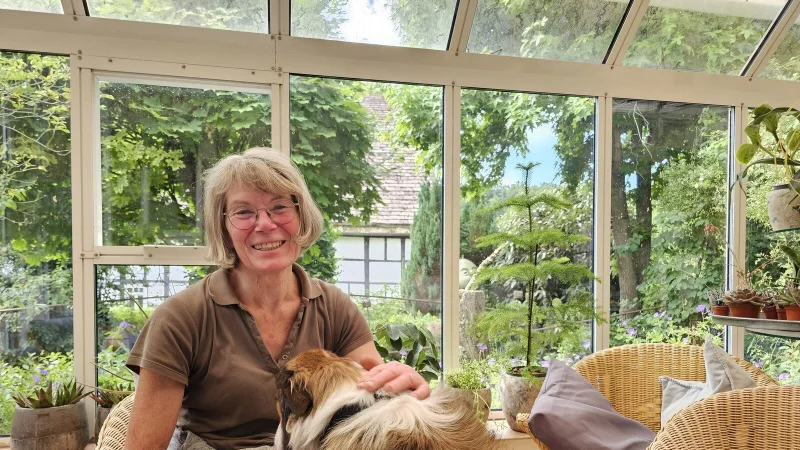 "Friedrich" genie&szlig;t es, wenn Anne Bussen ihn ausgiebig streichelt. K&uuml;nftig wird es daf&uuml;r mehr Zeit geben, denn die Schieder-Schwalenbergerin will deutlich k&uuml;rzer treten. Im Gesch&auml;ft l&auml;uft der Ausverkauf, sie gibt keine Seminare mehr und plant auch keine Ausstellungen. - &copy; Astrid Sewing