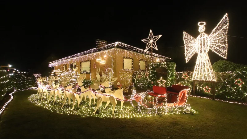 In Oerlinghausen-Lipperreihe hat Familie Regenhardt ihr Lichterhaus dekoriert. - &copy; Henrike Buschmann