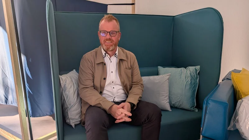 Mehr Ruhe, mehr R&uuml;ckzugsm&ouml;glichkeiten: B&uuml;rgermeister Friso Veldink ist froh, dass D&ouml;rentrup an beiden Grundschulstandorten - wie hier Auf dem Kamp - bessere Rahmenbedigungen geschaffen hat. - &copy; Annika Langhagel