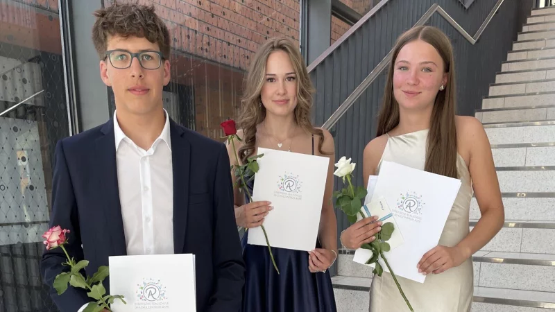 Die Klassenbesten (von rechts) Pauline Niebuhr, Liana Gross und Nils Göckemeyer mit ihren Zeugnissen. - © Realschule Aspe