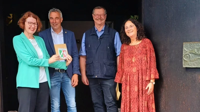 Bei der &Uuml;bergabe der Plakette: Manuela Buchholz (Untere Denkmalbeh&ouml;rde), B&uuml;rgermeister Dirk Tolkemitt, Thomas Morgenstern (stellvertretender Kirchenvorstandsvorsitzender), Pfarrerin Steffie Langenau. (Kirchenvorstandsvorsitzende; von links). - &copy; Bildrechte: Auferstehungskirche