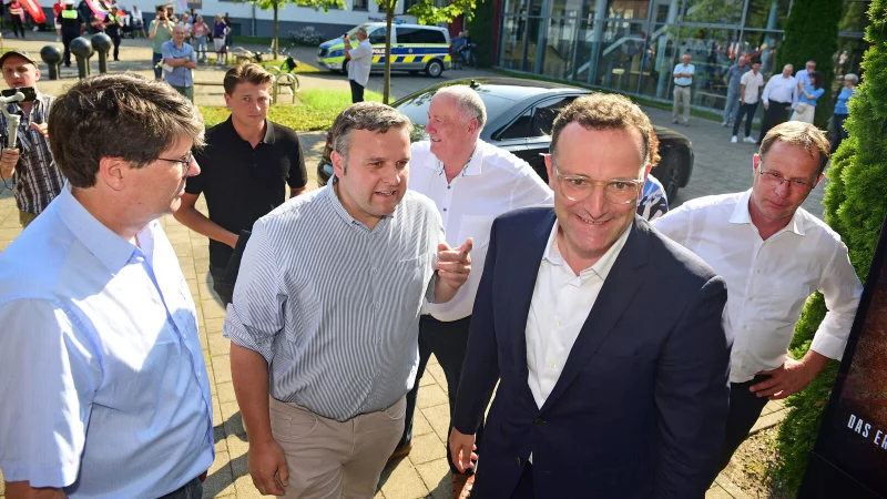 Jens Spahn (vorne) gibt sich in Detmold kampfeslustig. An der Seite der CDU-Kollegen (von links) Stephan Grigat, B&uuml;rgermeisterkandidat f&uuml;r Augustdorf, Lars Brakhage (CDU-Kreisvorsitzenden), Heinrich Zertik (CDU Lippe) und dem Landtagsabgeordneten Klaus Hansen geht es ins Museum. Begleitet wird Spahn von seinem Mitarbeiter Louis Wedde (hinten links). - &copy; Nicole Ellerbrake