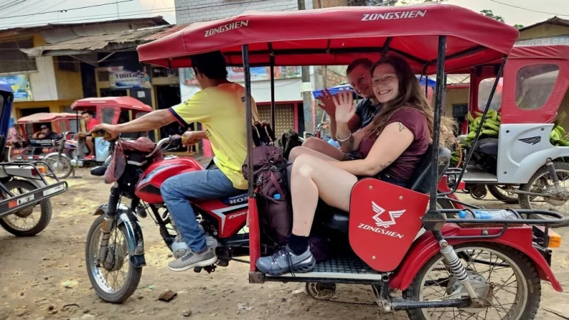 Carlo und Lykka am Anfang ihrer Reise durch S&uuml;damerika. Au&szlig;er Flugzeuge sind alle Verkehrsmittel erlaubt, auch eine Motorradrikscha wie hier. - &copy; ZDF und Tower
