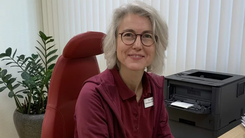 Dr. Christiane Ferekidis ist als Fachärztin für Allgemeinmedizin, Chirotherapie, Suchtmedizin und psychosomatische Grundversorgung in der Gemeinschaftspraxis Faust-Ferekidis-Gottschalk in Detmold tätig. - © Bildrechte: Christiane Ferekidis