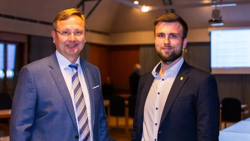 Dr. Andreas J. Wulf (parteilos, links) und Mats Uffe Schubert (SPD) m&uuml;ssen am 28. September in die Stichwahl. - &copy; Raphael Bartling