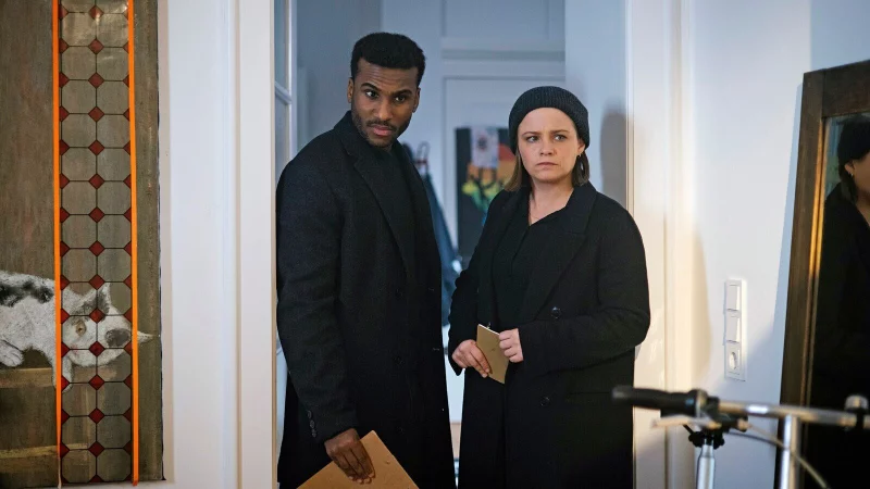 Liv Moormann (rechts, Jasna Fritzi Bauer) und Patrice Schipper (links, Tijan Njie) sehen sich in dem Zimmer des Mordopfers um. - &copy; Radio Bremen/Magdalena Stengel