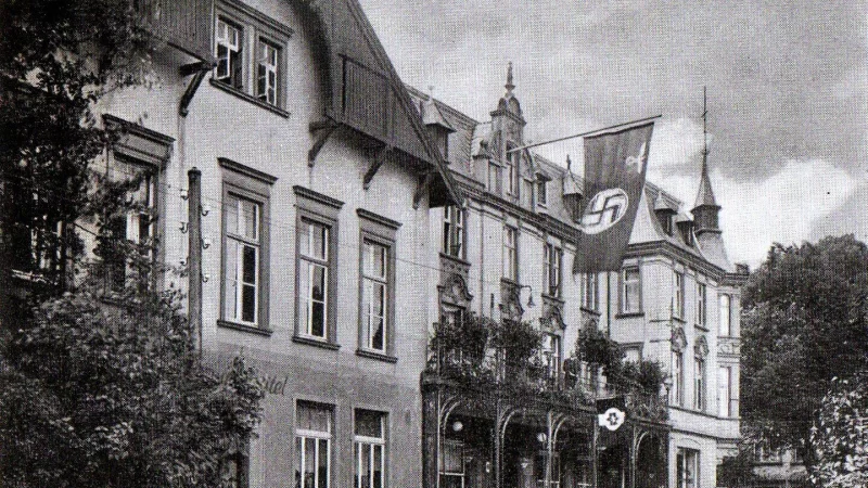 Das Stadthotel im Jahre 1936. Damals f&uuml;hrten Alfred und Helene Gr&auml;ber den gro&szlig;en Hotel- und Gastst&auml;ttenbetrieb. Das Stadthotel galt stets als gesellschaftlicher Mittelpunkt Oerlinghausens. Repro: Horst Biere / Quelle: Pienle - &copy; Repros: Horst Biere / Quelle: Pienle