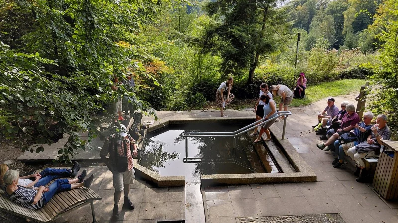 An der Sachsenquelle k&ouml;nnen sich die Wanderer ausruhen oder sich im Wassertretbecken erfrischen. Fotos: Martin D&uuml;sterberg - &copy; Martin D&uuml;sterberg