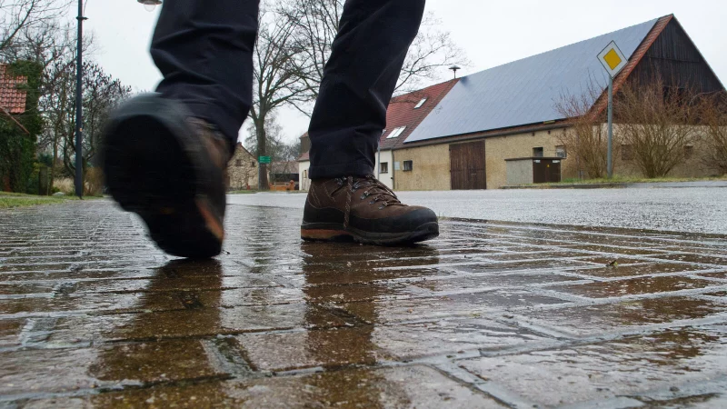 Spiegelglatt k&ouml;nnte es am Donnerstag und Freitag auch in OWL werden. Schon jetzt ist das Streusalz vielerorts ausverkauft. Dabei ist der Einsatz in vielen Kommunen der Region verboten - eigentlich. - &copy; ZB