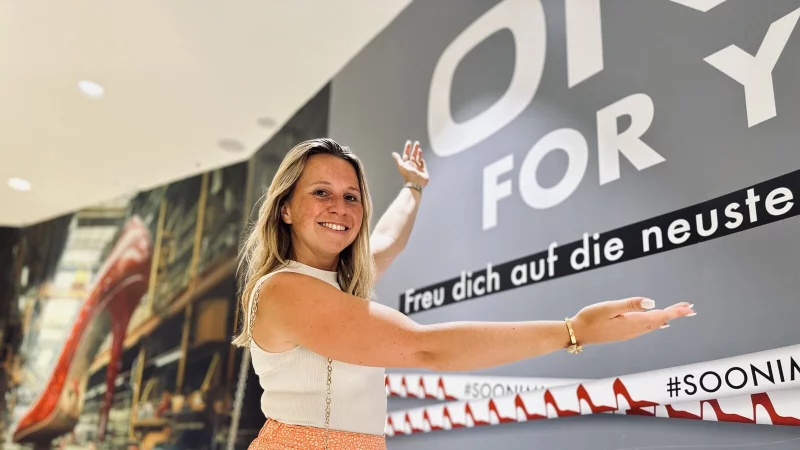 Die scheidende Loom-Chefin Saskia Twardawsky führt zum Abschied über die Only-Baustelle. - © Stefan Becker