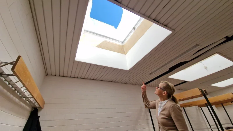 Schulleiterin Bärbel Fischer zeigt auf das Oberlicht in der Sporthalle am Engelbert-Kaempfer-Gymnasium, das zerstört worden ist. - © Nadine Uphoff