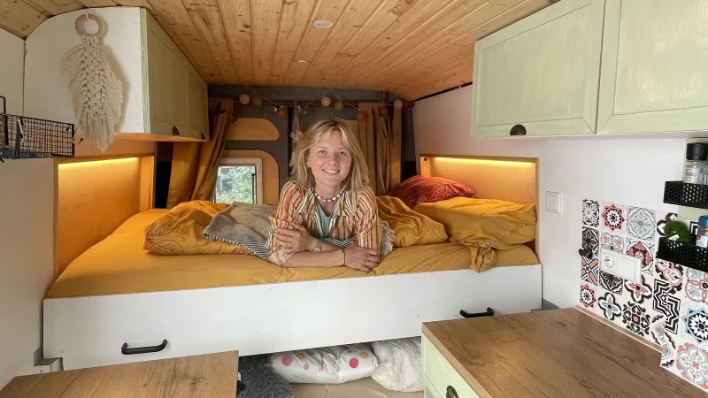 Celine Hinz in ihrem Wohnmobil "Henry", das f&uuml;r sechs Monate ihr Zuhause war. Liebevoll hat sie den Peugeot Boxer mit kleinen Detail und praktischen Ideen zuvor selbst ausgebaut. - &copy; Natalie Gottwald