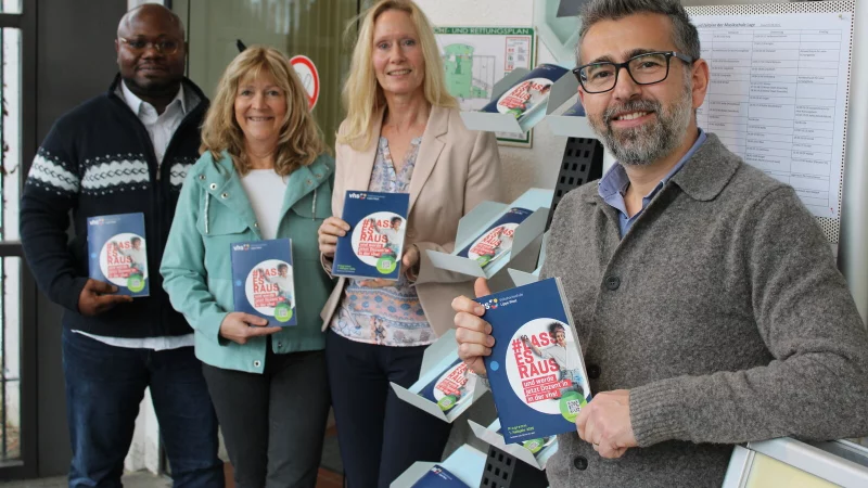 Ebon Dieudonn&eacute; Tchamou (von links), Claudia Tunsch, Ute Reichert und Nikolay Dimitrov zeigen das neue Programmheft. - &copy; Lorraine Brinkmann