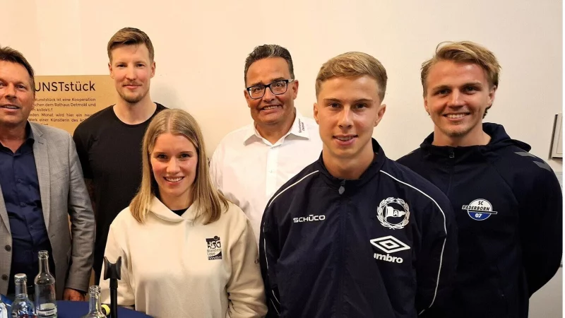 Bürgermeister Frank Hilker (links) sowie Sportverbandsvorsitzender und Moderator Carsten Lemm (Vierter von links) begrüßen zum Sport-Talk weiter (von links) Adam Nyfjäll, Laura Rüffieux, Sam Schreck und Felix Götze. - © Oliver König