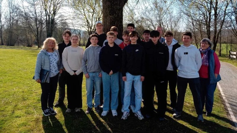 Die neuen Busbegleiter des Barntruper Gymnasiums mit Ausbilderin Christina P&ouml;rtner (links), Schulleiterin Gabriele Schmuck und dem Busbegleiter-Beauftragten Thorsten Meier. - &copy; Gymnasium Barntrup
