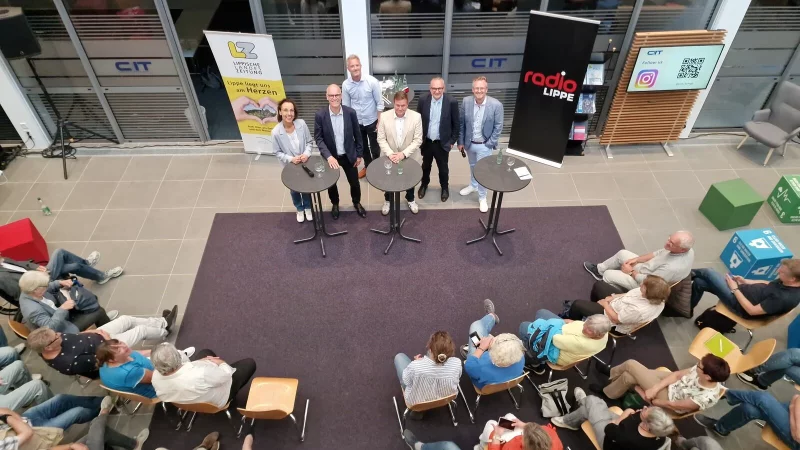 LZ-Redakteurin Katrin Kantelberg und ihr Kollege Till Brand (rechts) sowie Radio-Lippe-Moderator Frank Schröder (Dritter von links) haben die drei Bürgermeisterkandidaten Markus Baier (parteilos, unterstützt von der CDU, Zweiter von rechts), Herausforderer Alexander Baer (SPD, Mitte) und Dr. Burkhard Pohl (Grüne, Zweiter von links) mit Fragen gelöchert. - © Nadine Uphoff