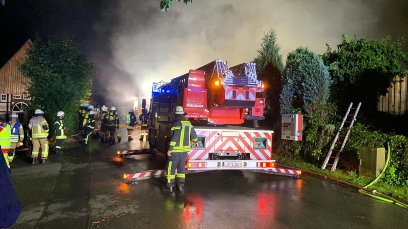 Die Drehleiter der Feuerwehr Lemgo zur Unterst&uuml;tzung der Kr&auml;fte an der Einsatzstelle. - &copy; Feuerwehr D&ouml;rentrup