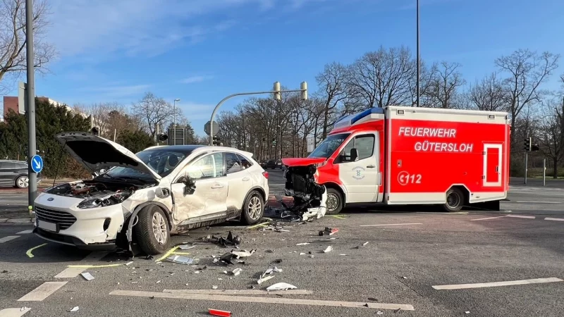 Folgenschwer: Der Rettungswagen und das Auto stie&szlig;en auf der Kreuzung Stadtring/Carl-Bertelsmann-Stra&szlig;e in G&uuml;tersloh zusammen. - &copy; Thorsten He&szlig;
