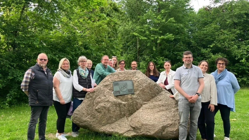 Diese Gruppe hat sich in Retzen nach potenziellen Standorten f&uuml;r die Neupflanzungen von Laubb&auml;umen umgeschaut. Rechts Ortsausschussvorsitzende B&auml;rbel Paetzold und rechts vorne Jan Philipp Feldmeier von der Stadtverwaltung. - &copy; Uwe Aust