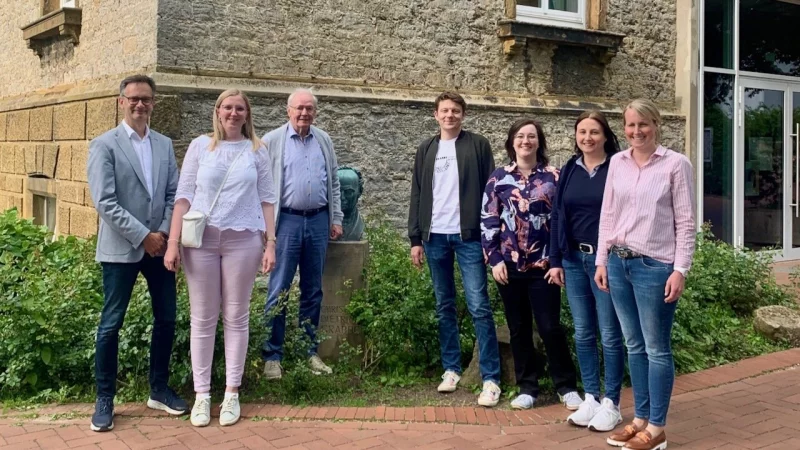 Ehemalige gründen einen Alumni-Verein: Darunter auch der frühere Schulleiter Werner Klapproth (3. von links). Den Vorsitz haben Bastian von den Eichen und Jaqueline Mäling (4. und 5. von links) übernommen. Claudia Schröder (rechts) ist Schriftführerin. - © Grabbe-Gymnasium