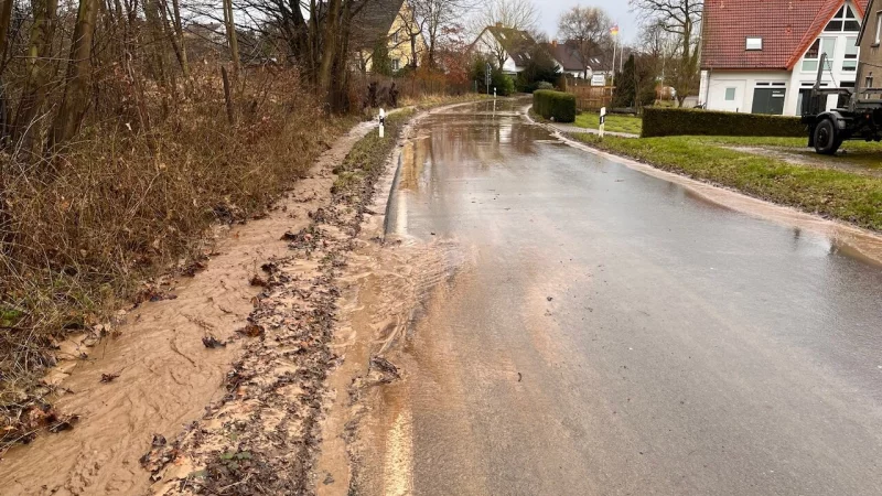 Der Klimawandel sorgt unter anderem f&uuml;r h&auml;ufiger auftretende Starkregenereignisse, wie hier 2024 im Bereich Waddenhauser Stra&szlig;e. Dagegen will die Stadt etwas unternehmen. - &copy; Feuerwehr Lage (Archivfoto)