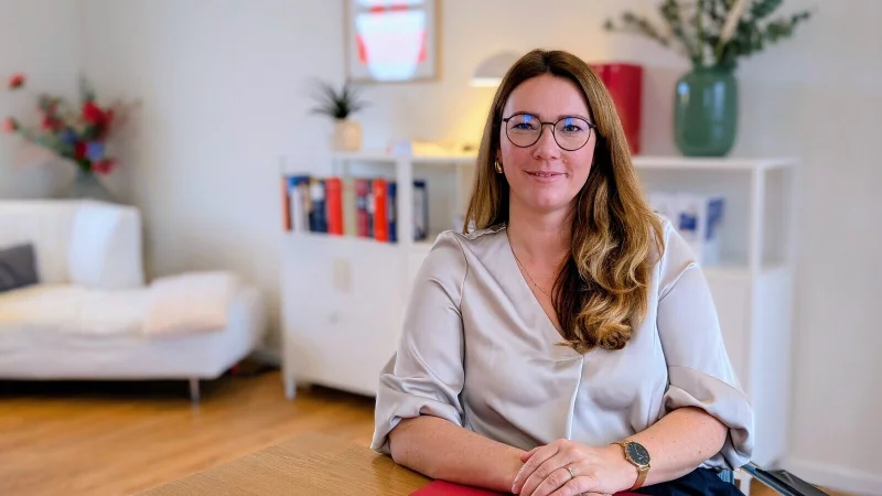 Wird von Kollegen manchmal als "Instagram-Juristin" bezeichnet: die Lemgoer Anwältin Mara Kaltenborn. Sie möchte Menschen den Zugang zu Notfallfürsorge- und Erbschaftsrecht leichter machen. - © Annika Langhagel
