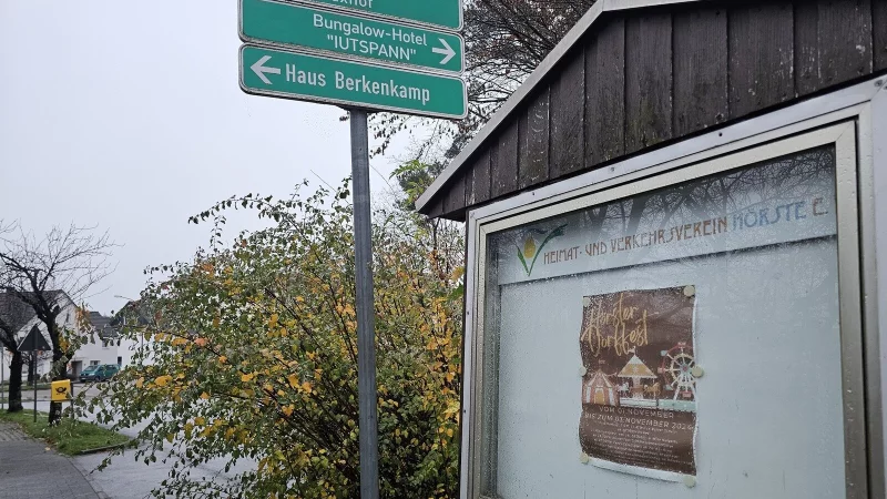 In H&ouml;rste gibt es Spuren des Heimat- und Verkehrsverein, der 1929 gegr&uuml;ndet und 2024 per Mitgliederbeschluss aufgel&ouml;st wurde. Das Dorffest 2024, das hier im Schaukasten beworben wird, fand schon unter anderen Vorzeichen statt. - &copy; Astrid Sewing