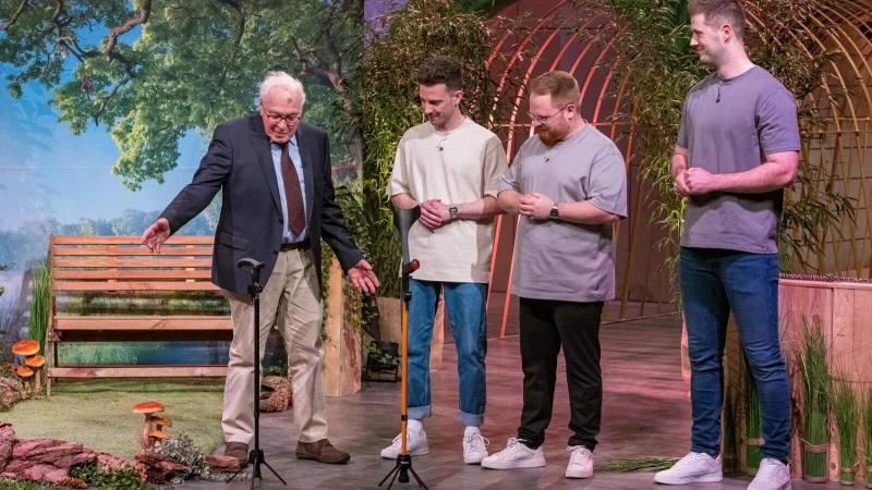 Heinz Schlechtingen (v. l.) präsentiert die Innovation der Gründer Phil Janßen, Philipp Battisti und Thorben Engel. Sie erhoffen sich ein Investment von 300.000 Euro für 15 Prozent der Firmenanteile. - © RTL / Bernd-Michael Maurer