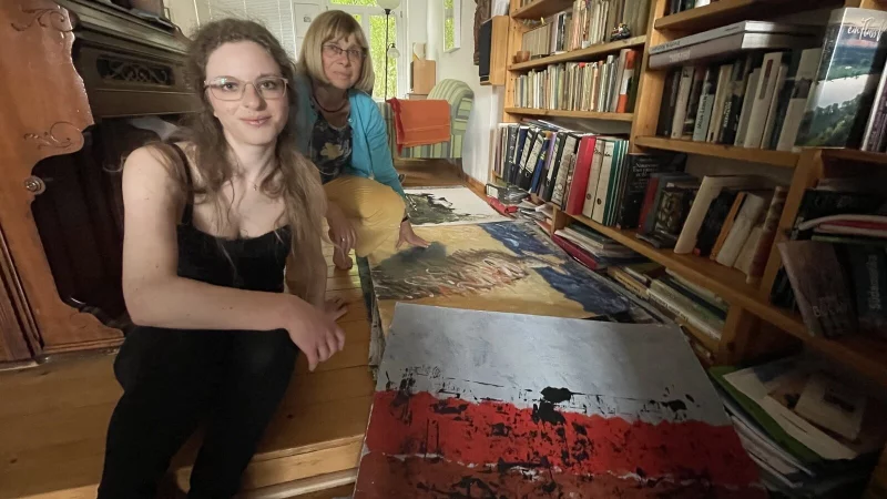 Freya Liv Kürschner (links) und Sabine Schlotter bereiten die außergewöhnliche Aktion vor. Die Kunstwerke von Renate Hemsoth sind vom 28. Juni bis 11. Juli in der Detmolder Christuskirche zu sehen - und können gegen eine Spende direkt mitgenommen werden. - © Silke Buhrmester