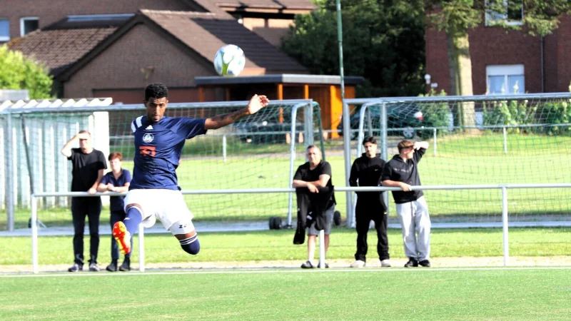 Der Leopoldshöher Ermiyas Amdemichael veruscht alles, an den Ball zu kommen. - © Oliver König