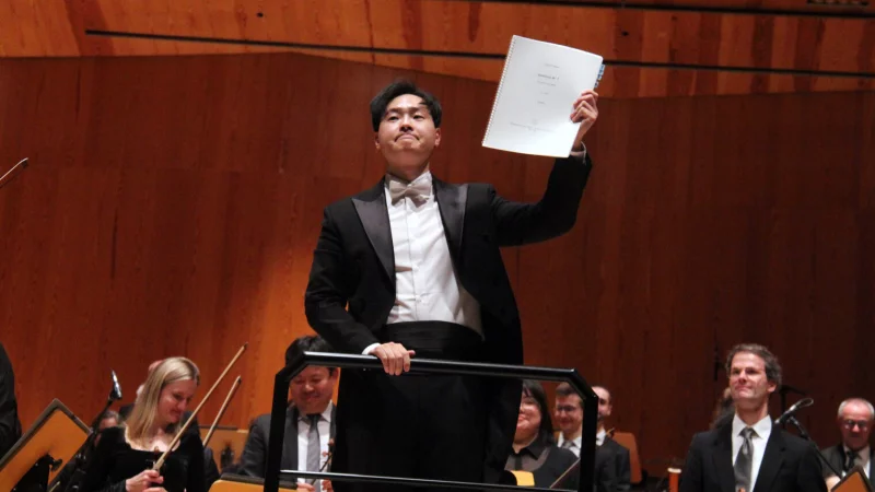 Gro&szlig;er Applaus f&uuml;r Giselher Klebe, die Nordwestdeutsche Philharmonie und ihren Dirigenten: Seong-Bin Oh zeigt die Orchesterpartitur der Sinfonie Nr. 7. - &copy; Andreas Duderstedt