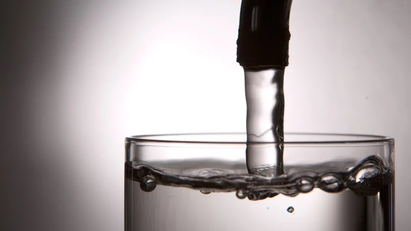 Das Leitungswasser in Detmold soll vorsorglich noch bis zum Ende der Woche abgekocht werden. - © dpa