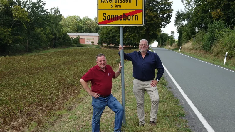 Matthias M&uuml;ller (links) und Klaus Meier geh&ouml;ren quasi zum Inventar in Sonneborn. Ob des Lichteinfalls bat die LZ beide, sich quasi "ortsausw&auml;rts" zu postieren. - &copy; Axel B&uuml;rger