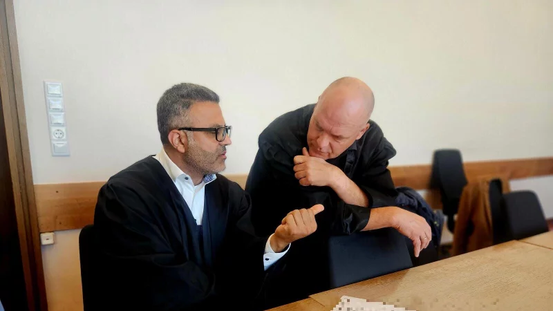 Die Verteidiger Bahattin Koyun (links) und Hans Peter Gunkel ziehen an Prozesstag 19 noch einige Beweisanträge aus dem Köcher. Der Prozess gegen eine wegen Betrugs und Beihilfe zur Untreue angeklagte Kanzlei-Mitarbeiterin findet daher wieder kein Ende. - © Janet König