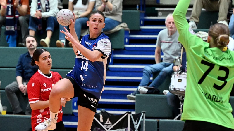 Blombergs Linksau&szlig;en Ona Vegu&eacute; behauptet sich gegen die Solingerin Patricia Nikolic und Torhueterin Liv-Stine Eckardt. - &copy; Mathias M. Lehmann