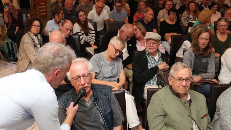 Aufmerksames Publikum in der Gastronomie am Hermann - hier Gerd Kaulvers, früherer Personalrats-Chef im Kreishaus, am Mikrofon von Frank Schröder. - © Martin Hostert