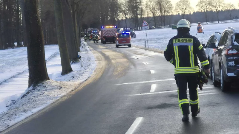 Aufgrund der Schwere des Unfalls wurde eine Alarmkette ausgel&ouml;st, so dass auch die Feuerwehr L&uuml;bbecke vor Ort war, um die H&uuml;llhorster Feuerwehr zu unterst&uuml;tzen. - &copy; Rainer Biermann-Hilger/Freiwillige Feuerwehr L&uuml;bbecke