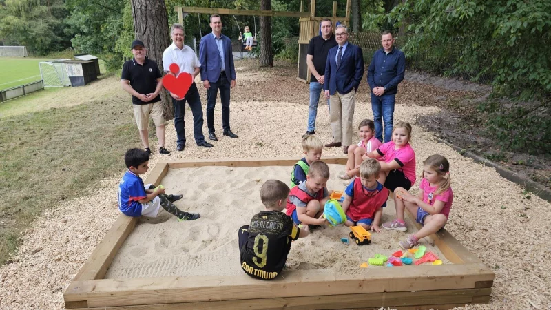 Bernd Papenmeier hat das Projekt Spielplatz f&uuml;r den RSV gemeinsam mit Oliver Joppke (von links, Sparkasse Pvitisheide VL), B&uuml;rgermeister Matthias Kalkreuter, Stefan Schapeler (Vorsitzender des RSV H&ouml;rste), Sven Limberg (Lippische Landesbrand Versicherung) und Unternehmer Marius Ahle umgesetzt. Dabei waren au&szlig;erdem die Firmen Uhlig und Lutterbey&Uhlig. - &copy; Astrid Sewing