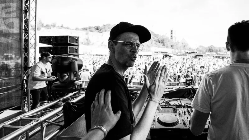 DJ Dezibl Bolinger steht f&uuml;r grenzenlose tanzbare Housemusik. Er hat bereits
mit Legenden wie "CeCe Rogers", "Purple Disco Machine" und "Studioheist"
zusammengearbeitet. - &copy; Fotorechte: Daniel Bolinger