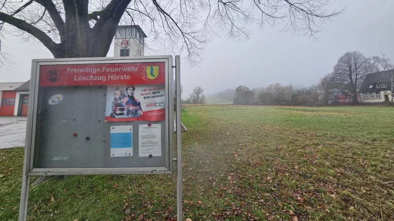 Beschlossen ist, dass die Feuerwehr ein neues Gerätehaus bekomm. Gebaut wird neben der Grundschule. Im hinteren Bereich würde der RSV Hörste gerne einen kleinen Kunstrasenplatz sehen. Das war schon einmal Thema, aber da gehörte das Grundstück noch nicht der Stadt. - © Astrid Sewing