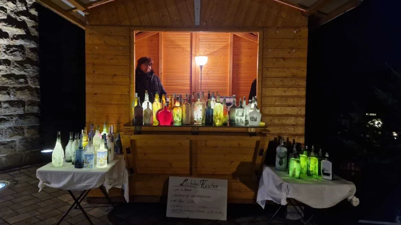 In liebevoll dekorierten Holzh&uuml;tten bieten Budenbetreiber Handwerk und Dekoration an. (Archivfoto) - &copy; Gemeinde B&ouml;singfeld