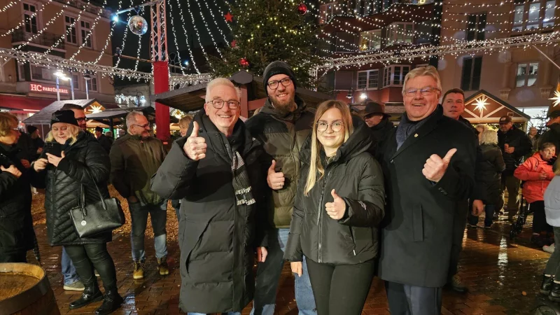 Der Lagenser Weihnachtsmarkt ist offiziell durch den stellvertretenden B&uuml;rgermeister Rudi St&ouml;lting (von rechts), Lea Pommerenk (Stadtmarketing), Christian Fischer (Evangelisch-Freikirchliche Gemeinde Lage) und Thomas Voss (stellvertretender Vorsitzender des Stadtmarketing-Vereins) er&ouml;ffnet worden. Er l&auml;uft bis zum 30. Dezember. - &copy; Astrid Sewing